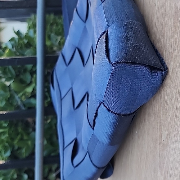 Harveys Original Seatbelt Blue Crossbody bag - Picture 7 of 10